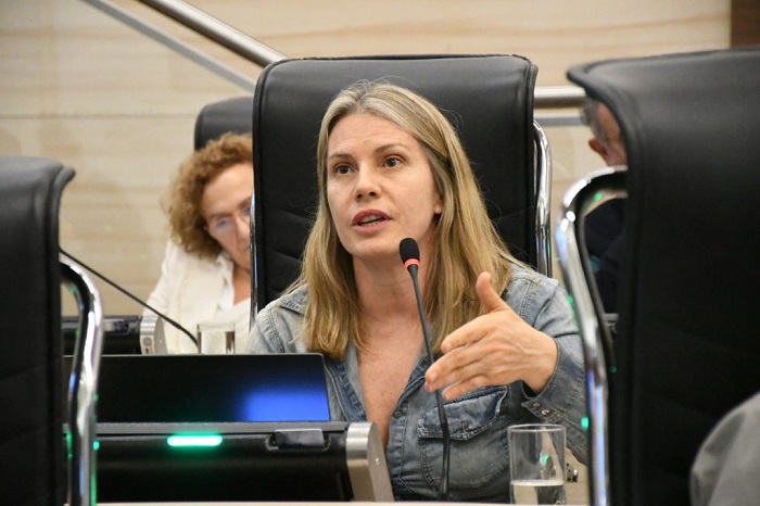 Rosario elimin&oacute; la obligaci&oacute;n de fijar al piso mesas y sillas de determinados bares americanos